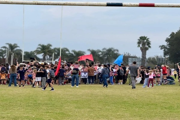 Santa Fe Rugby ganó el clásico ante CRAI y levantó el primer Trofeo de la Amistad. - Sol Play 91.5