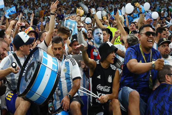 Cuáles son las barras que buscan dominar la tribuna de la selección argentina en el Mundial: los nombres prohibidos (REUTERS/Kai Pfaffenbach)