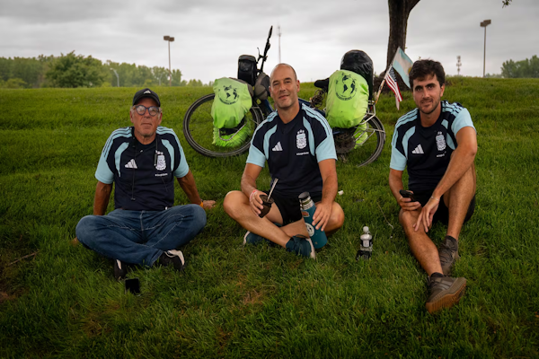 De Gualeguaychú al Mundial 2026: pedalearon 17 mil kilómetros hasta Kansas y Scaloni les cumplió un sueño. (Foto: Lele Heredia/Videolab-TN)
