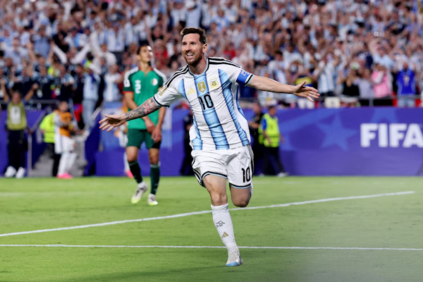 Las reacciones de las glorias del deporte al show de Messi en su debut en el Mundial: de la broma de Ginóbili al posteo de Tyson (Photo by MICHAEL STEELE / GETTY IMAGES NORTH AMERICA / Getty Images via AFP)