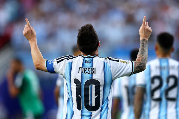 El podio de los temas más escuchados de la Selección Argentina tras el triunfo ante Argelia (REUTERS/Claudia Greco)