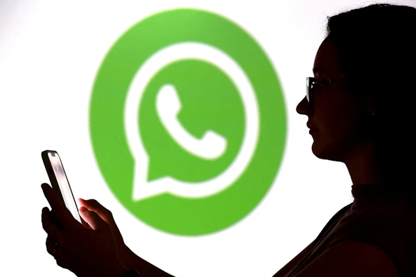 El nuevo punto verde de WhatsApp: así cambiará la forma de ver quién está en línea. REUTERS/Dado Ruvic/Illustration/File Photo