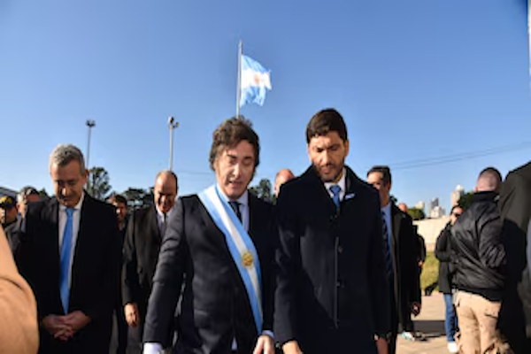 Los abrazos de Milei con Adorni y Bullrich y el desplante a Villarruel, en la previa del acto por el Día de la Bandera. - Infobae