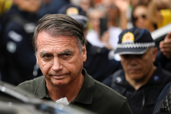 El Supremo de Brasil dio luz verde a la policía brasileña para interrogar a Jair Bolsonaro por un pistola confiscada (REUTERS/Mateus Bonomi/ Foto de archivo)