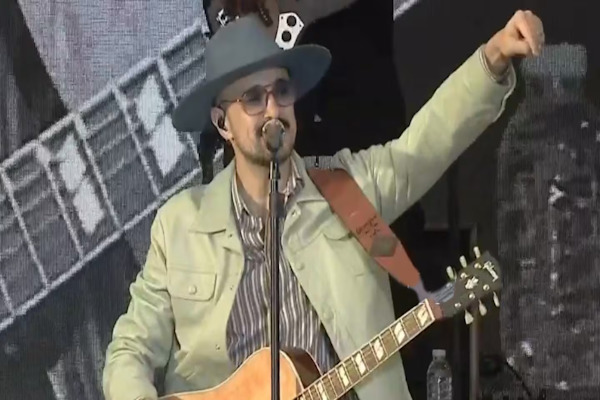 Abel Pintos cantó en Rosario para celebrar el Día de la Bandera (Foto: Captura TN)