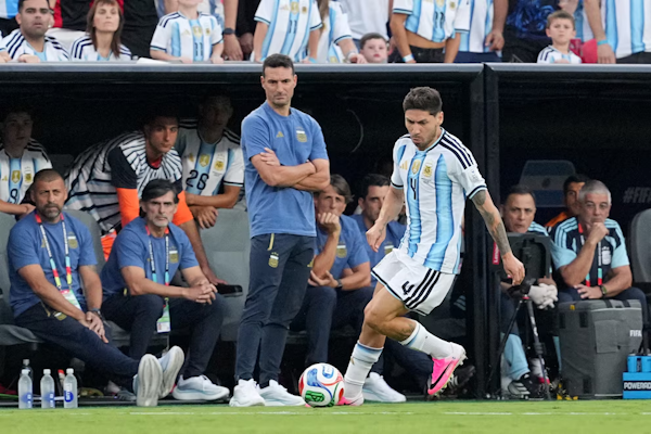 El cambio obligado que realizará Scaloni para cuidar a uno de sus jugadores en el próximo partido de Argentina en el Mundial. - Infobae