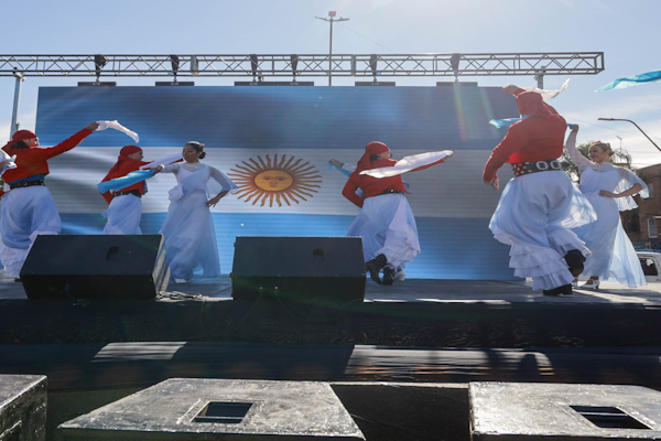 Más de 1.000 vecinos celebraron el Día de la Bandera con un masivo Festival en Facundo Zuviría - MCSF