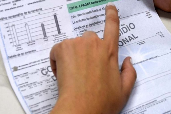 Las tarifas eléctricas escalaron hasta 10 veces en dos años, mientras que los servicios se deterioraron. - Foto: Agencia NA