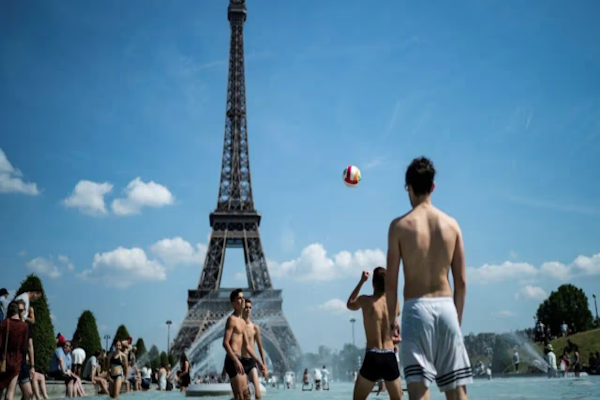 Francia entra en alerta militar por una ola de calor extremo que roza los 40 grados. Un tercio del territorio nacional se encuentra bajo alerta roja. Foto: Agencia NA/Redes.