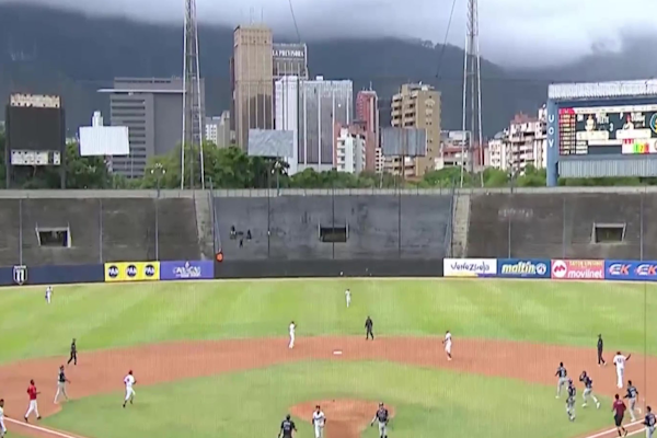 Las imágenes del pánico que se vivió en un partido de béisbol en Caracas durante el trágico terremoto en Venezuela: “Está temblando”. - Infobae