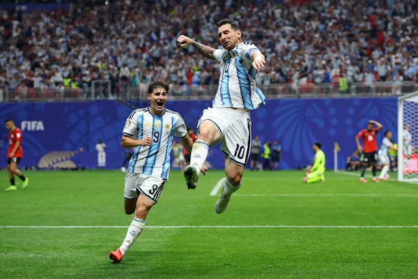 Penal errado, asistencia y gol para el empate: el histórico partido de Messi para revertir el partido ante Egipto. - Infobae