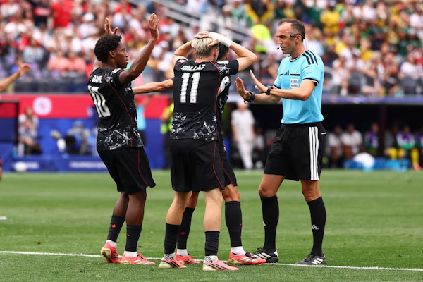 Quién es el árbitro portugués que dirigirá a Argentina por los cuartos de final del Mundial: el antecedente con Suiza (Reuters/Jessie Alcheh)