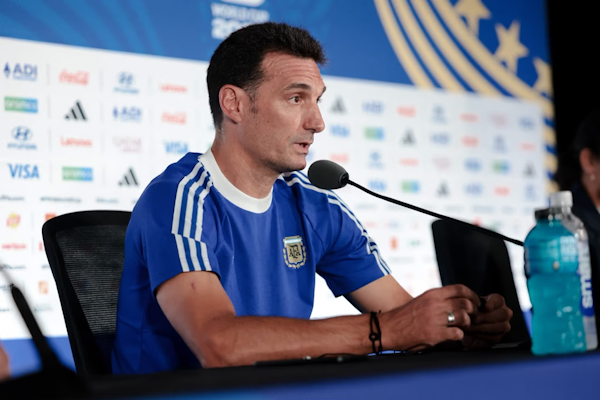 Lionel Scaloni sobre el equipo titular ante Inglaterra: “Podríamos hacer un cambio”. - Foto: Agencia NA/Redes @Argentina.