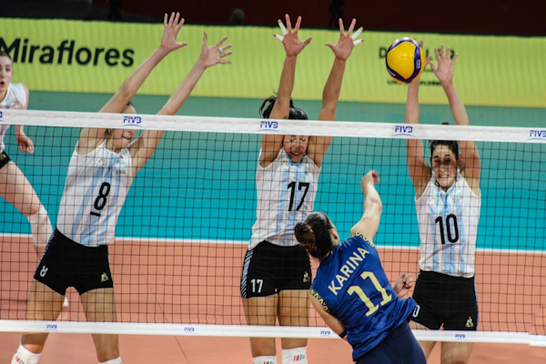 Las Panteras se quedaron sin final en la Copa Sudamericana tras la caída ante Brasil. - Foto:@Voley_FeVa.